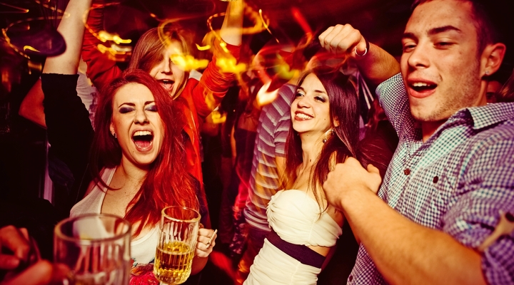 Leute im Nachtclub. Tanzen, trinken und Spaß haben  - © Astarot - stock.adobe.com